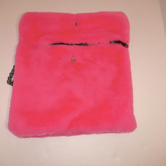 Super Soft Crossbody Bag w/ Removable Chain Stra - Picture 4 of 8